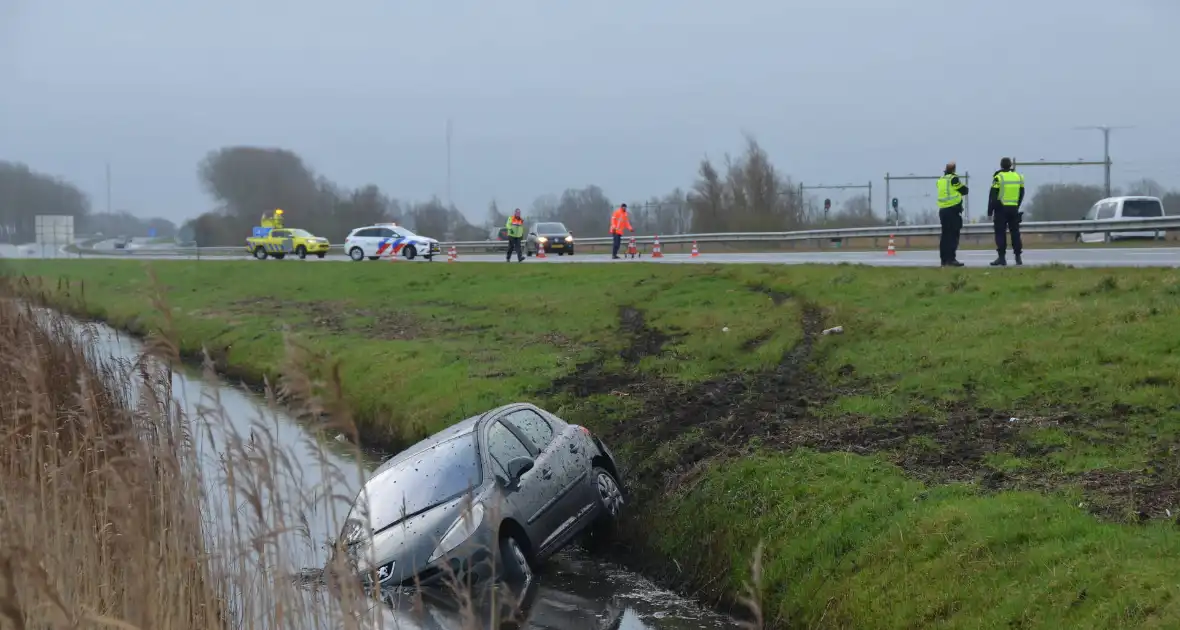 Automobilist eindigt in sloot naast snelweg - Foto 2