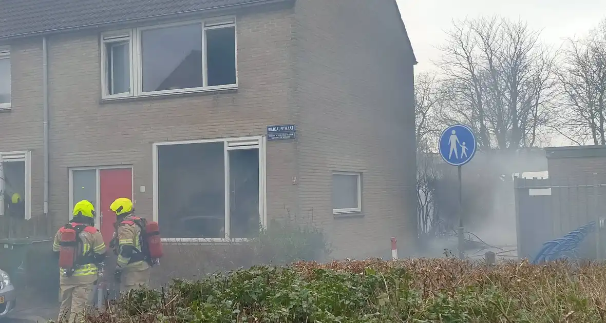 Brand in schutting slaat over naar woning