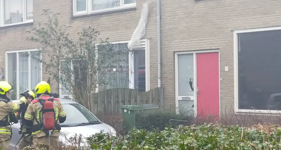 Brand in schutting slaat over naar woning - Foto 1