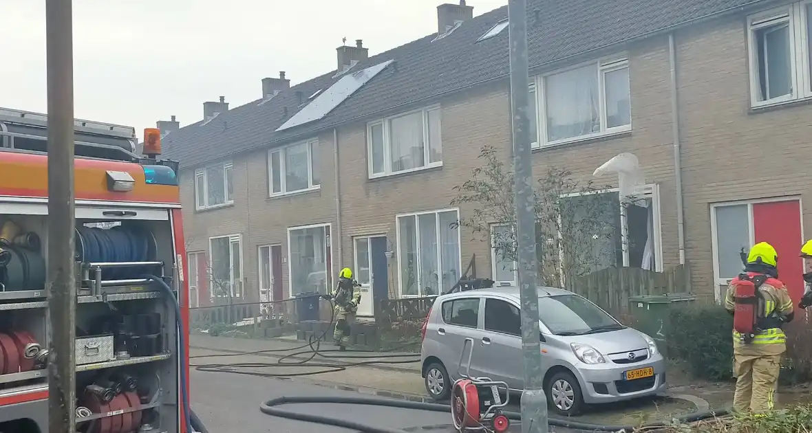 Brand in schutting slaat over naar woning - Foto 3