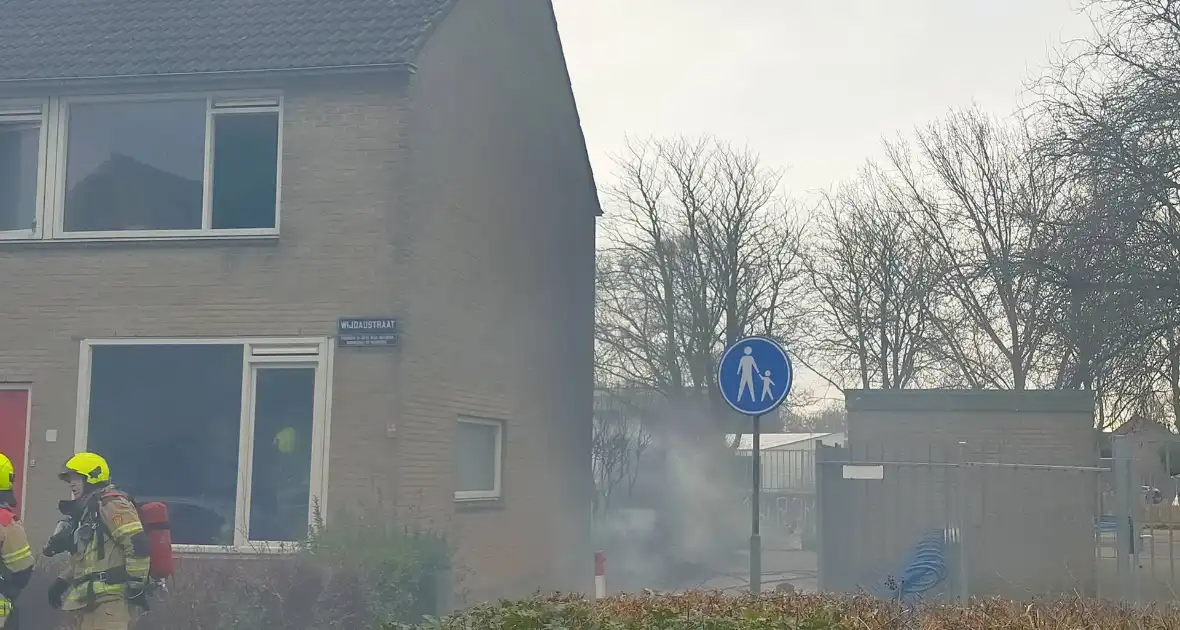 Brand in schutting slaat over naar woning - Foto 4