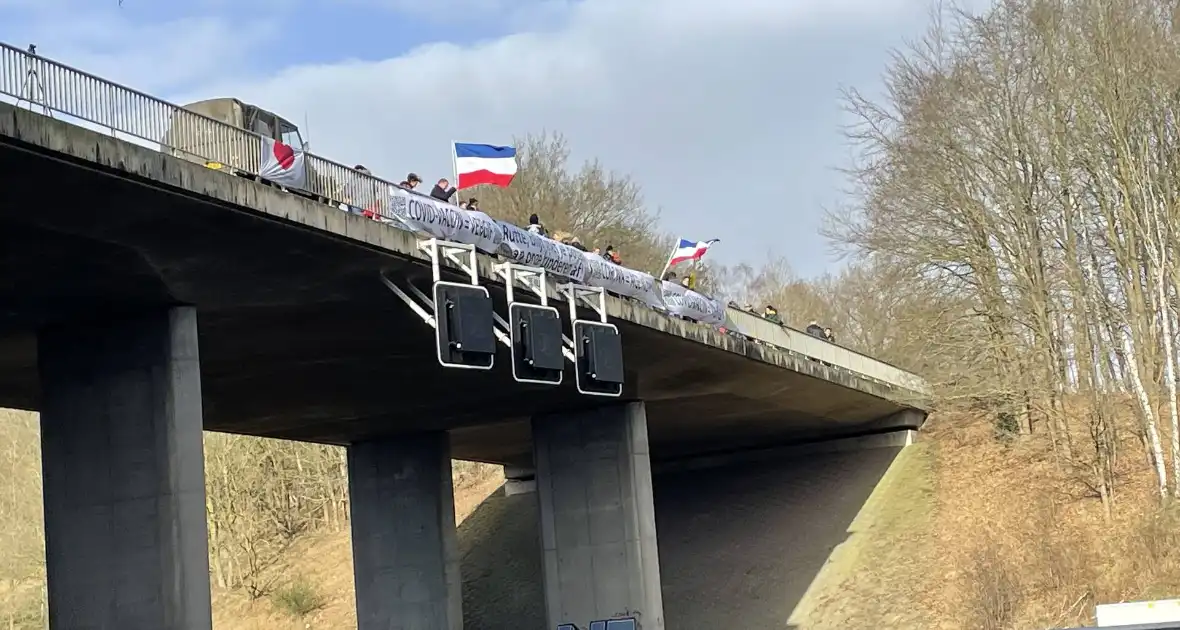 Demonstratie tegen corona op viaduct