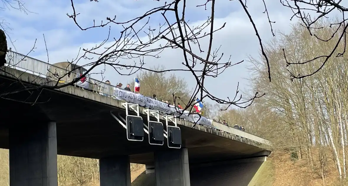 Demonstratie tegen corona op viaduct - Foto 1