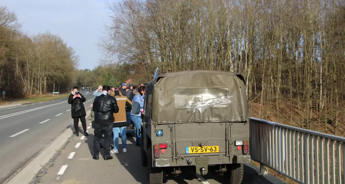 Demonstratie tegen corona op viaduct - Foto 3