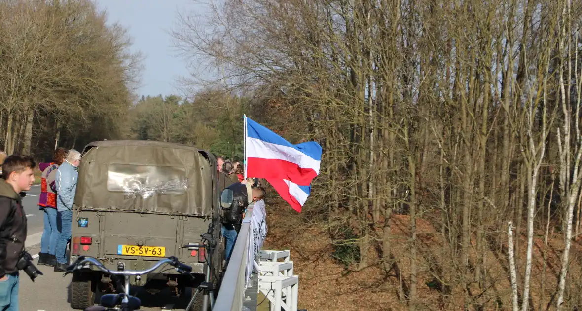 Demonstratie tegen corona op viaduct - Foto 4