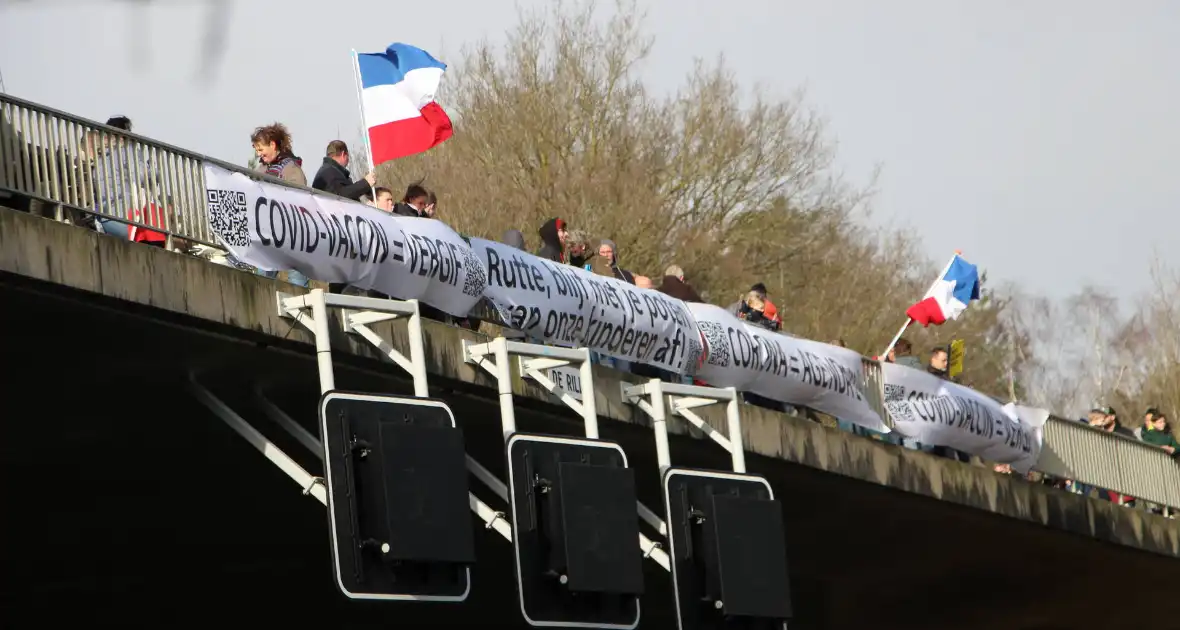 Demonstratie tegen corona op viaduct - Foto 7