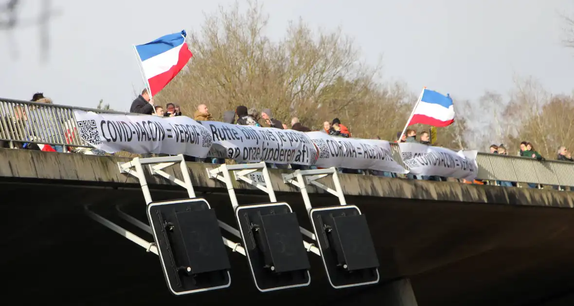 Demonstratie tegen corona op viaduct - Foto 8