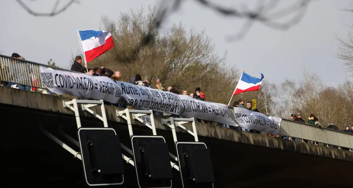 Demonstratie tegen corona op viaduct - Foto 9