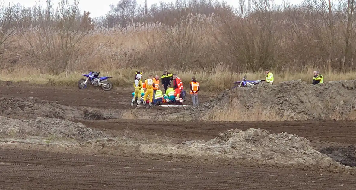 Twee motorcrosser zwaargewond bij botsing