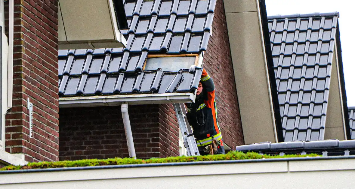 Brandweer verwijdert losliggende dakpannen
