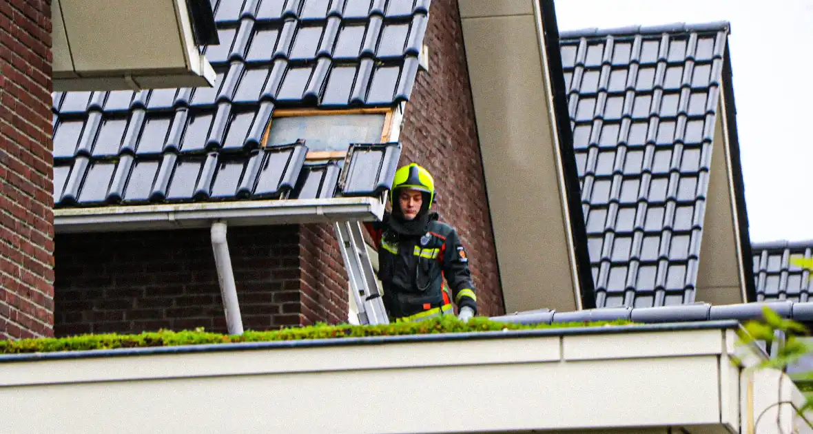 Brandweer verwijdert losliggende dakpannen - Foto 2