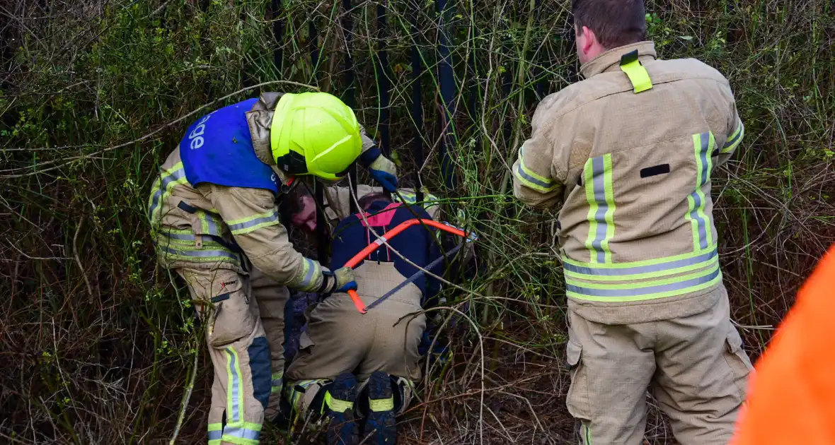 Brandweer redt ree uit hek - Foto 5