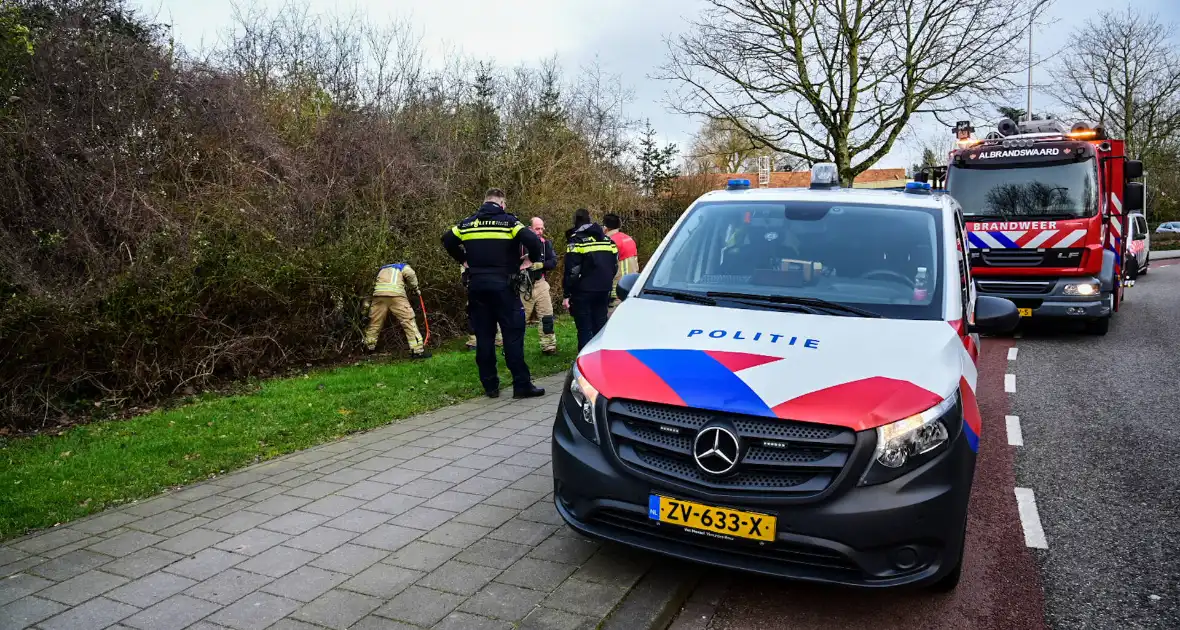 Brandweer redt ree uit hek - Foto 8