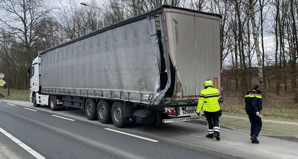 Vrachtwagens botsen op kruising - Foto 2