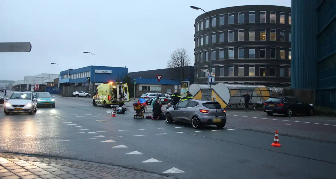 Snorfietser gewond door ongeval met personenauto