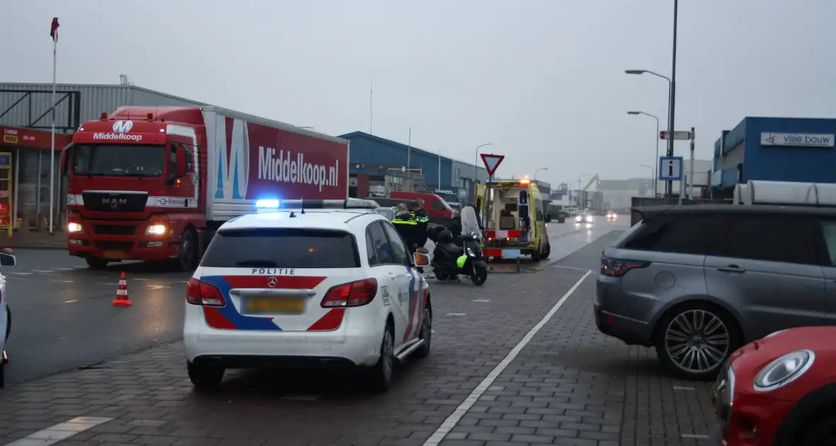 Snorfietser gewond door ongeval met personenauto - Foto 5