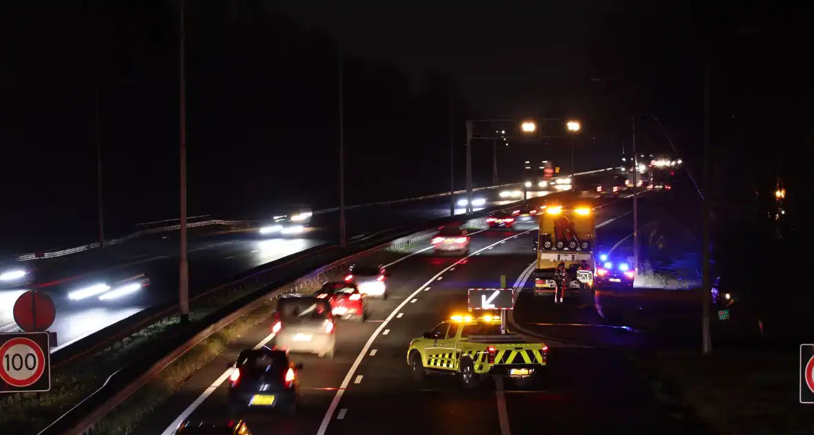 Auto belandt tegen lichtmast op A27, weg deels afgesloten - Foto 2