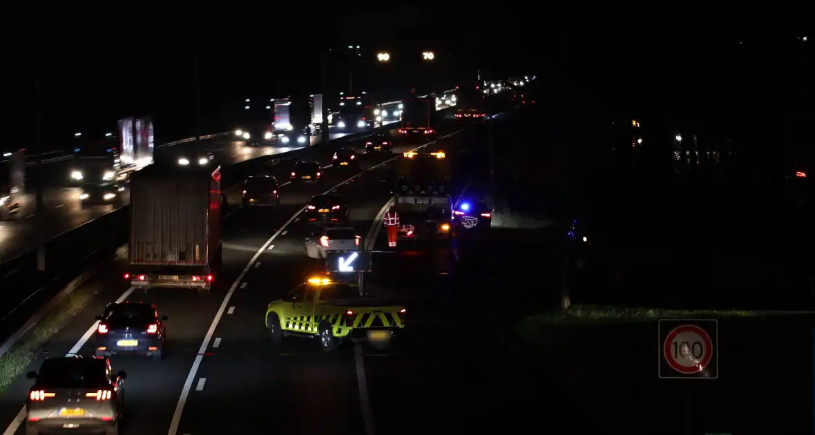 Auto belandt tegen lichtmast op A27, weg deels afgesloten - Foto 3