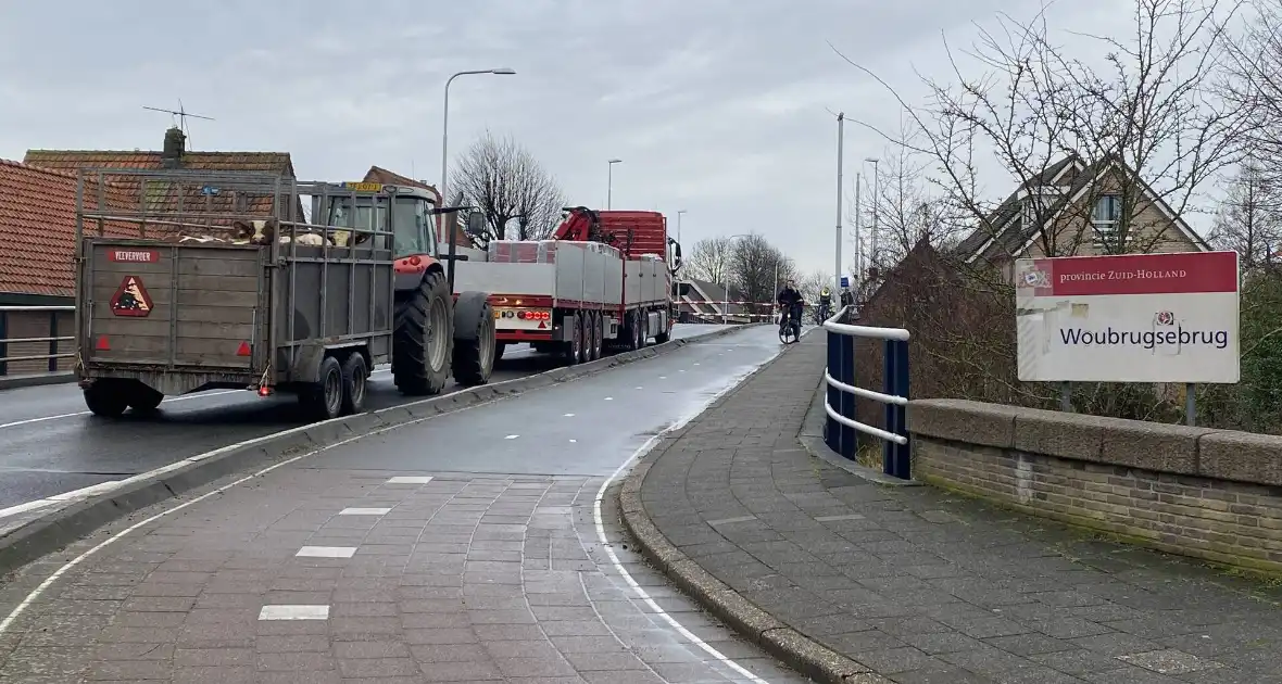 Verkeer staat vast voor Woubrugsebrug in storing - Foto 3