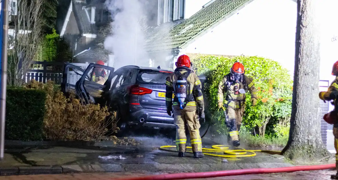 BMW volledig uitgebrand voor woning