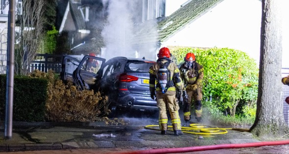 BMW volledig uitgebrand voor woning