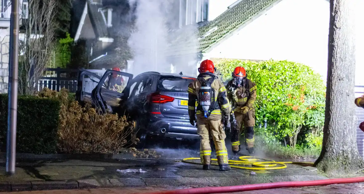 BMW volledig uitgebrand voor woning - Foto 2