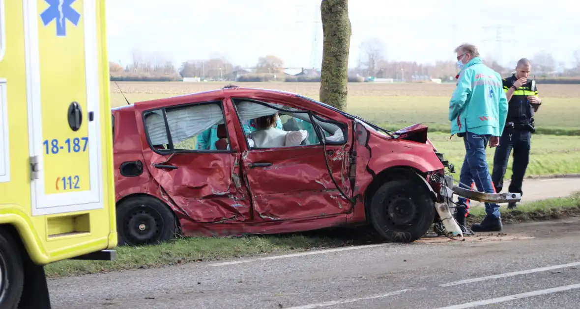 Automobilist gewond na crash tegen meerdere bomen - Foto 4