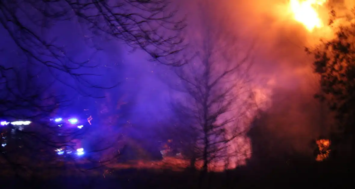 Veel rookontwikkeling bij uitslaande brand - Foto 3