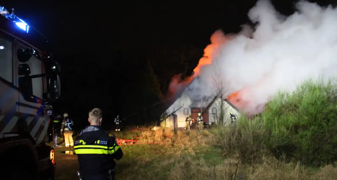 Veel rookontwikkeling bij uitslaande brand - Foto 8