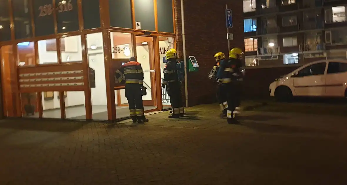 Brandweer verricht metingen in flat na co-melding