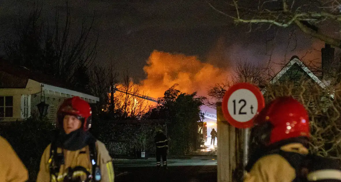 Flinke vlammen bij brand in gebouw