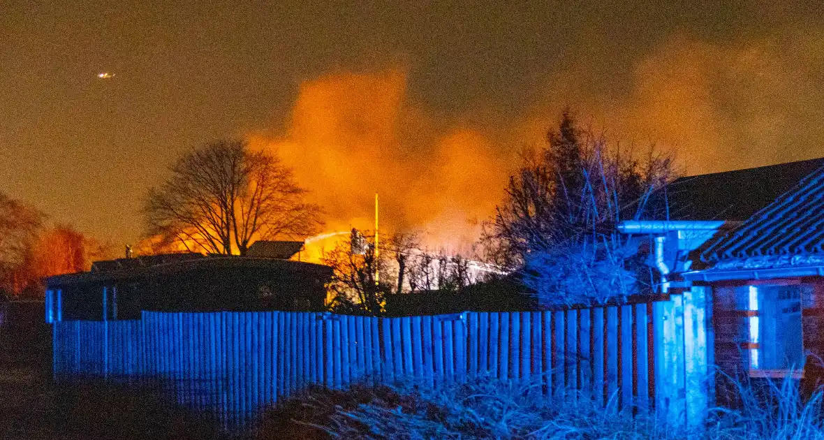 Flinke vlammen bij brand in gebouw - Foto 2