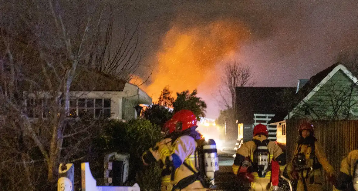 Flinke vlammen bij brand in gebouw - Foto 4