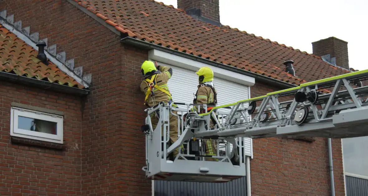 Brandweer stelt rolluik veilig - Foto 10