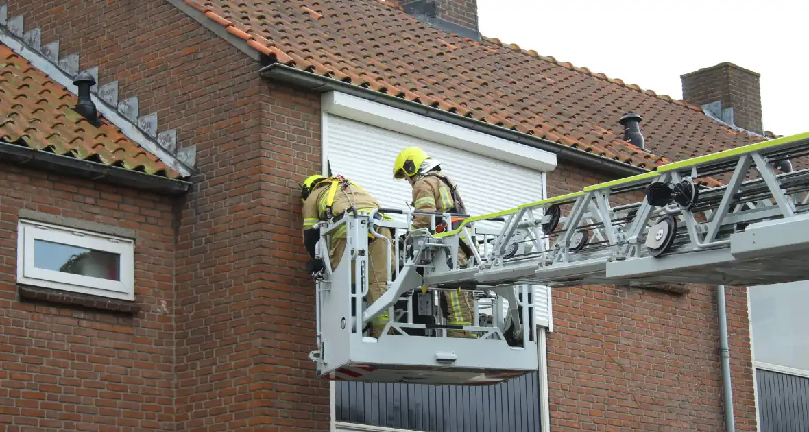 Brandweer stelt rolluik veilig - Foto 7