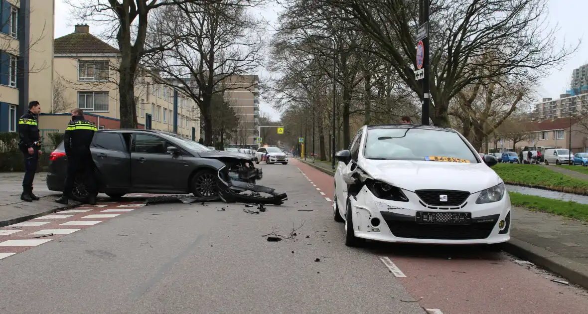 Veel schade na ongeval tussen twee voertuigen - Foto 5