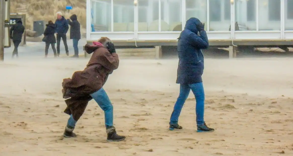 Zware storm veel bezoekers naar het strand