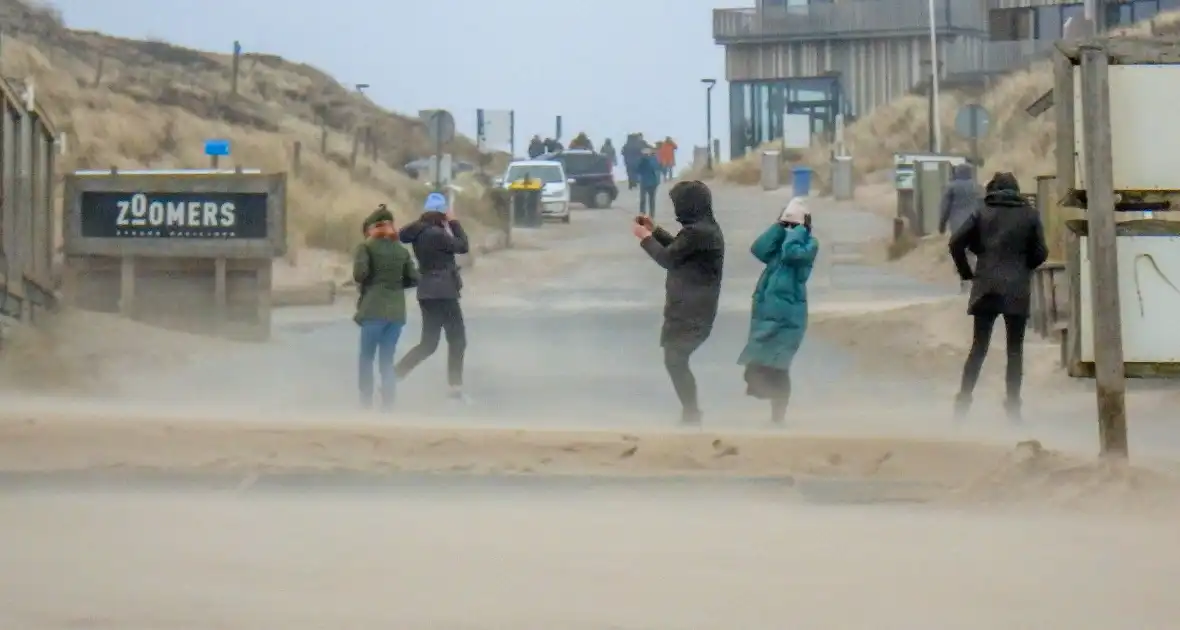 Zware storm veel bezoekers naar het strand - Foto 1