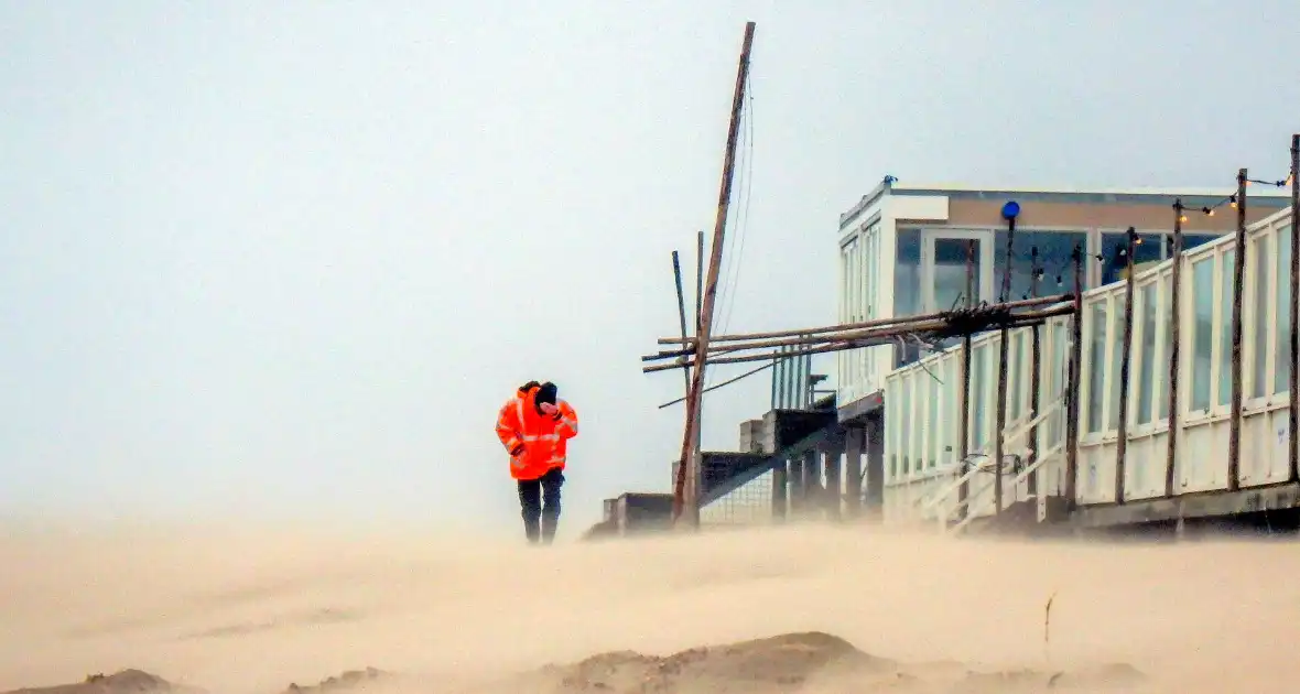 Zware storm veel bezoekers naar het strand - Foto 2