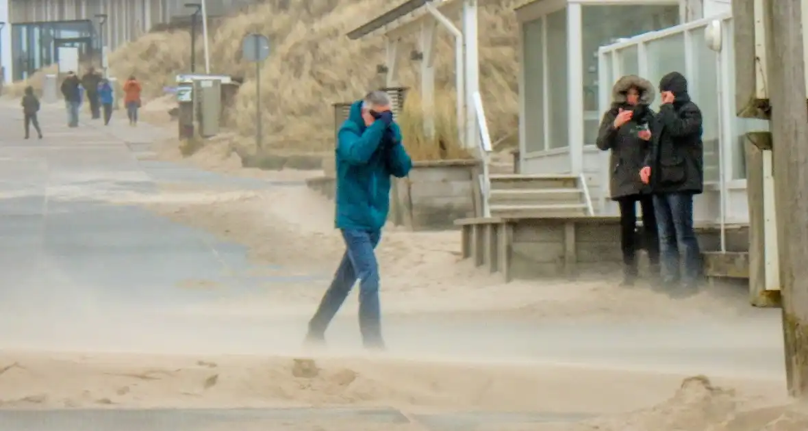Zware storm veel bezoekers naar het strand - Foto 3