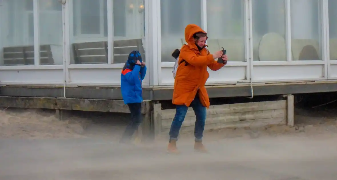 Zware storm veel bezoekers naar het strand - Foto 4