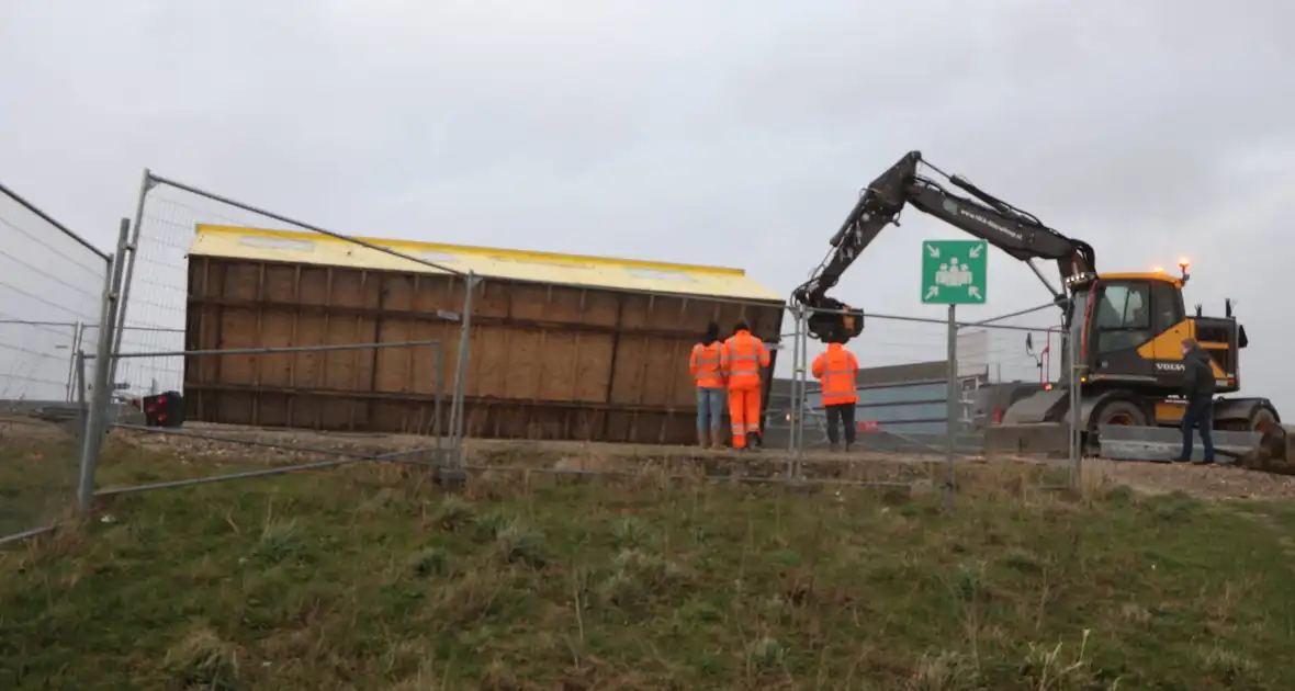 Bouwkeet waait om en belandt op wegdek - Foto 3