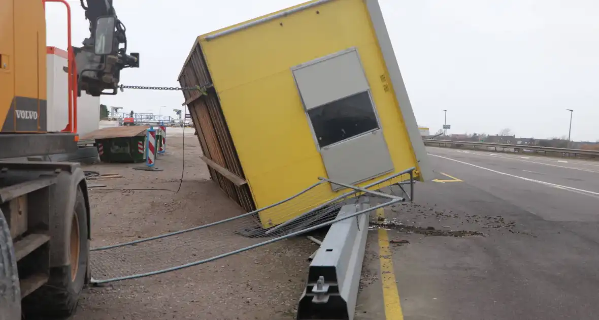 Bouwkeet waait om en belandt op wegdek - Foto 5