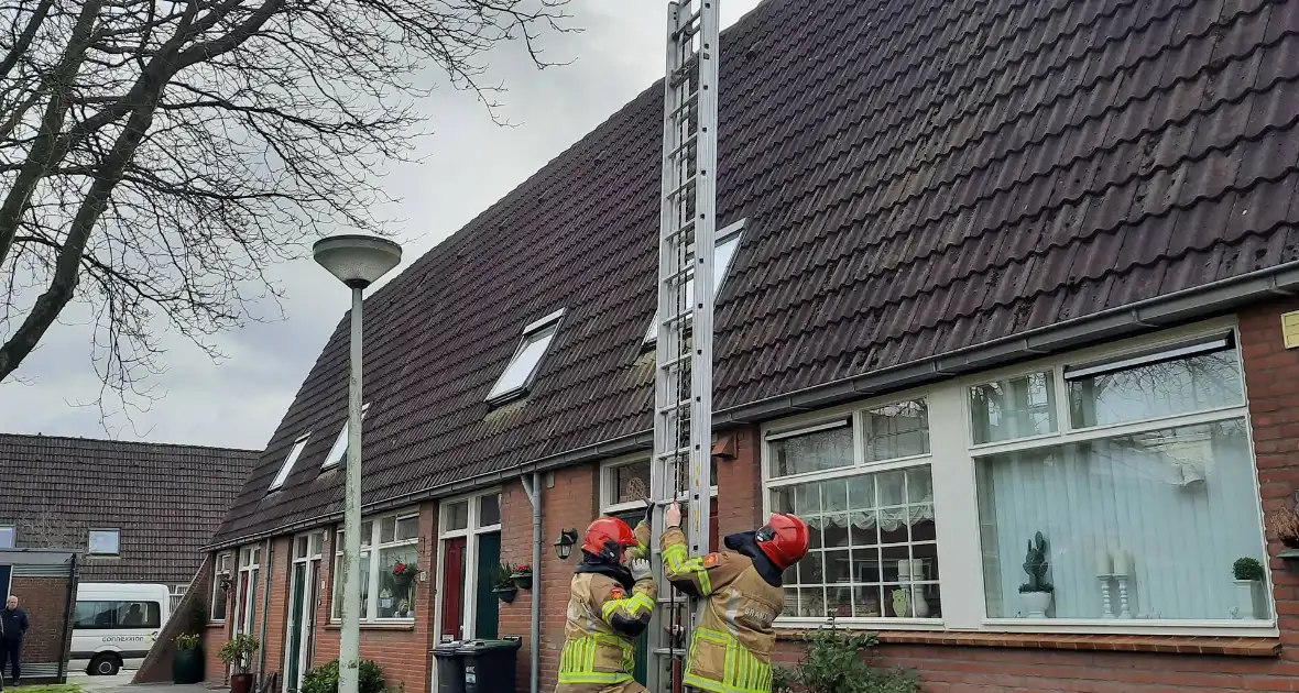 Brandweer plaatst dakpannen terug op woning - Foto 1