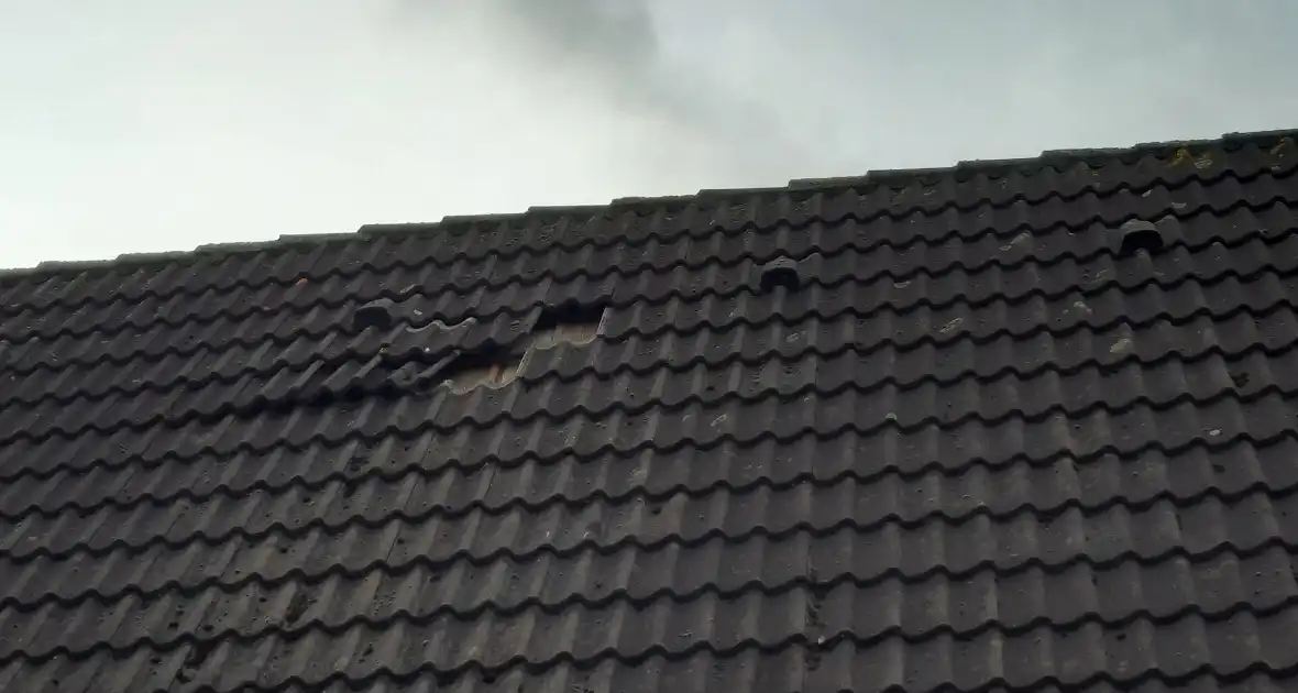 Brandweer plaatst dakpannen terug op woning - Foto 2