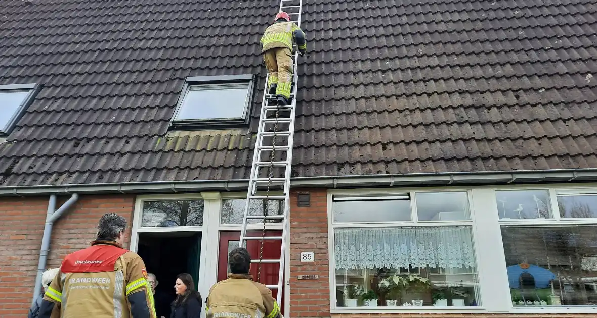 Brandweer plaatst dakpannen terug op woning - Foto 8