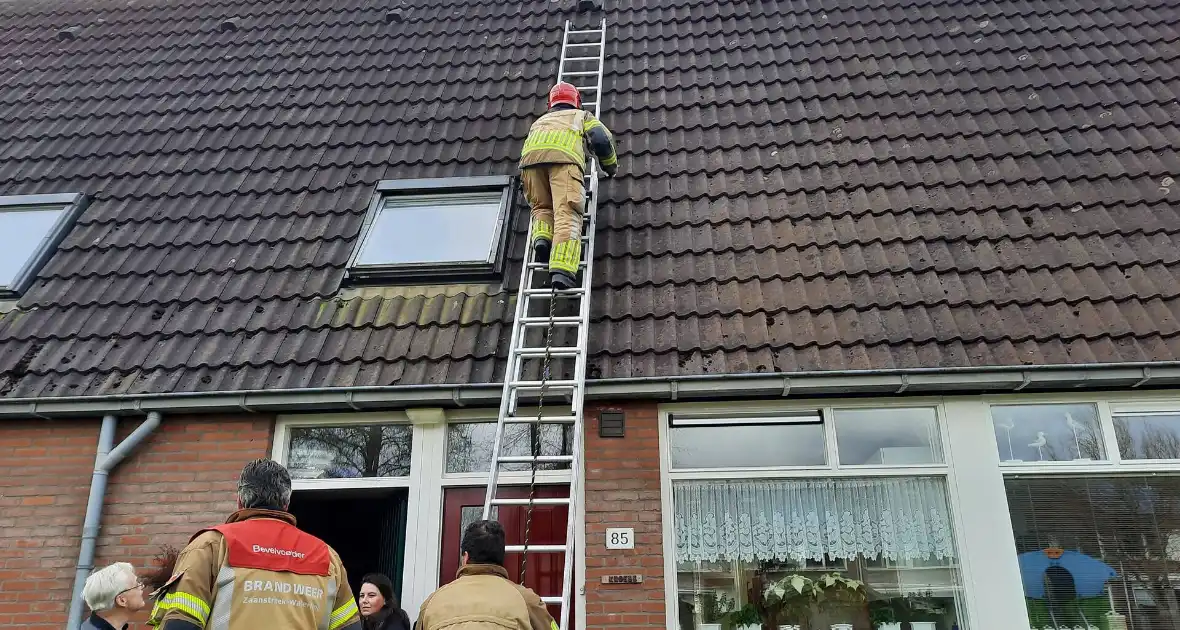 Brandweer plaatst dakpannen terug op woning - Foto 9