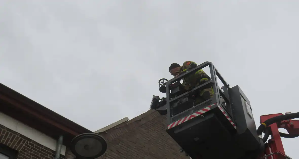 Dakbeschot waait van woning