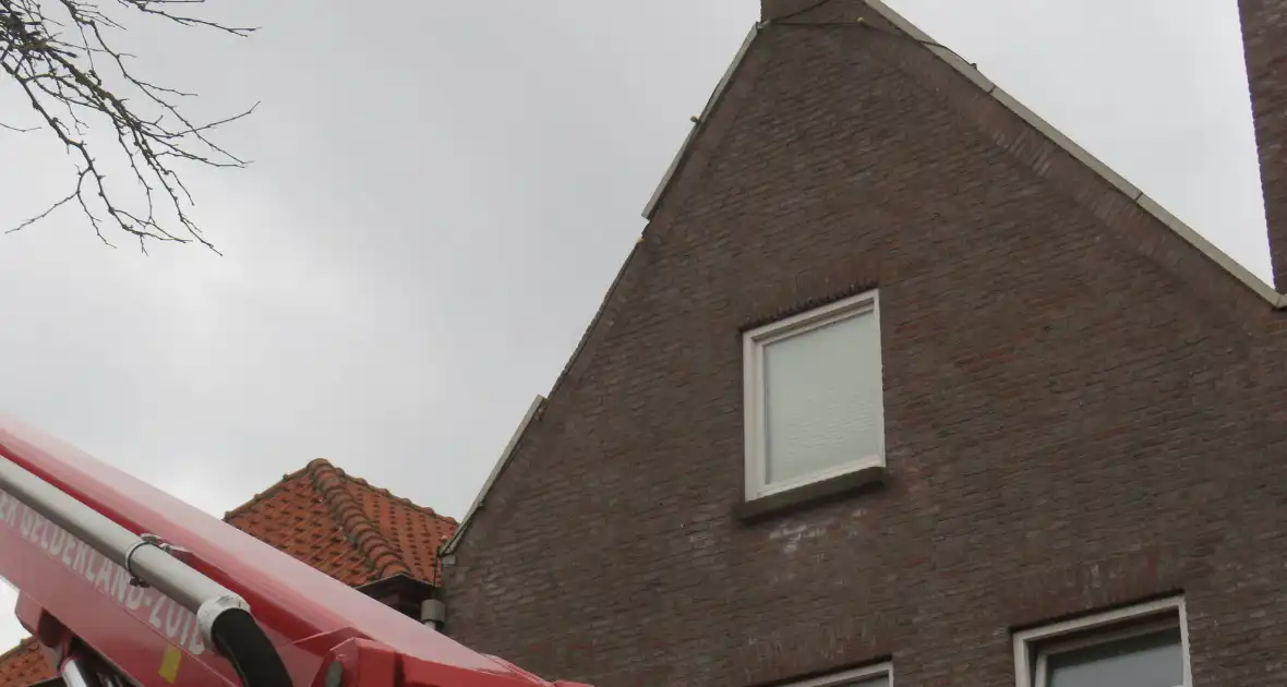 Dakbeschot waait van woning - Foto 1