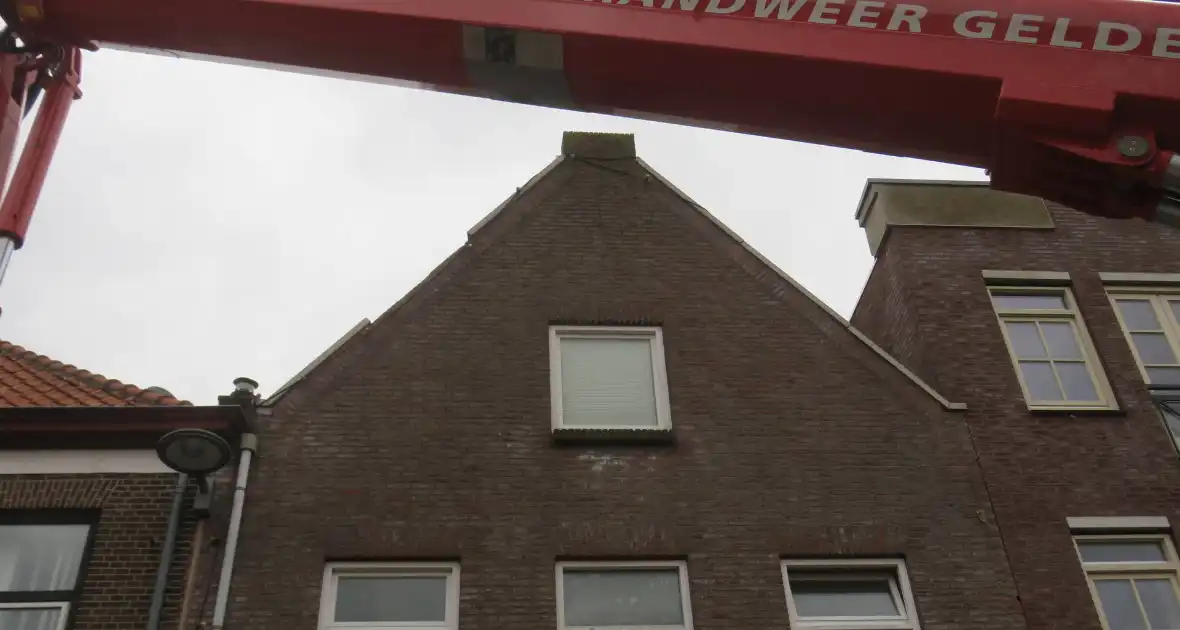 Dakbeschot waait van woning - Foto 2